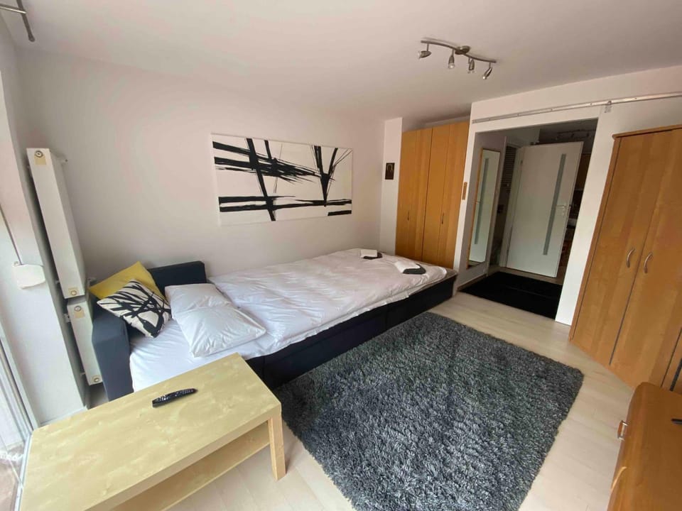 Kleine weisse Doppelhaushälfte Apartment in Poland