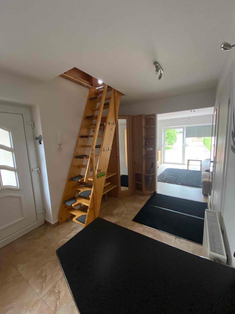 Kleine weisse Doppelhaushälfte Apartment in Poland