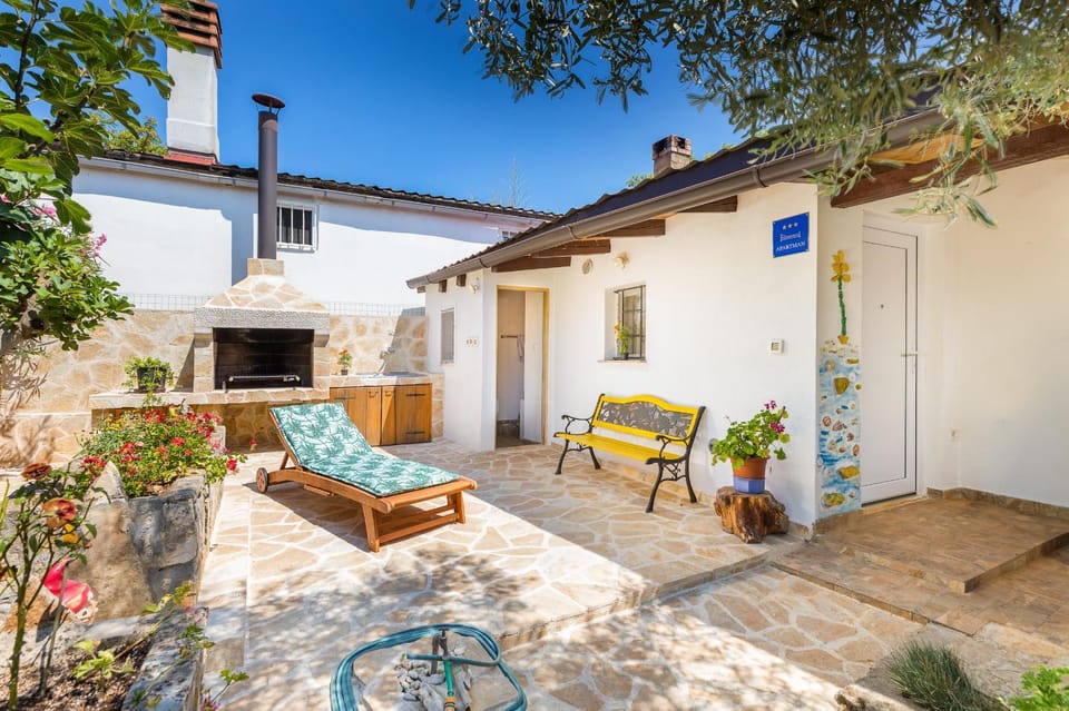 Property building, Patio, BBQ facilities, Garden, Balcony/Terrace, sunbed