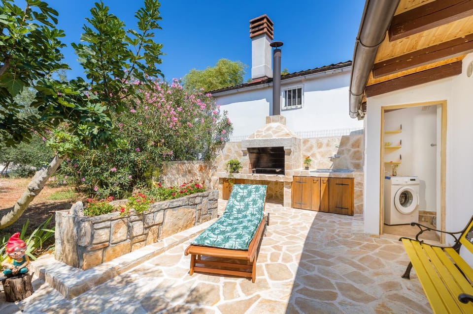 Patio, Garden, Balcony/Terrace, Balcony/Terrace, Seating area, Garden view, washing machine
