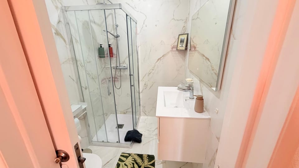 Shower, Toilet, Bathroom, towels