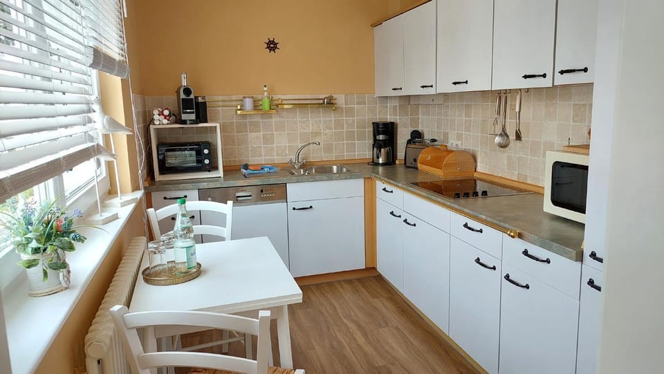 Kitchen or kitchenette, dishwasher, oven