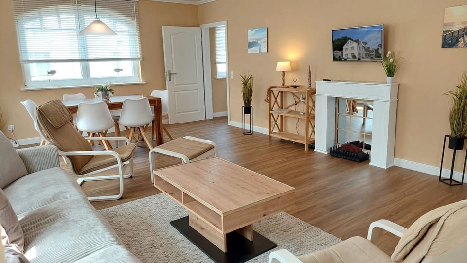 TV and multimedia, Living room, Seating area, Dining area