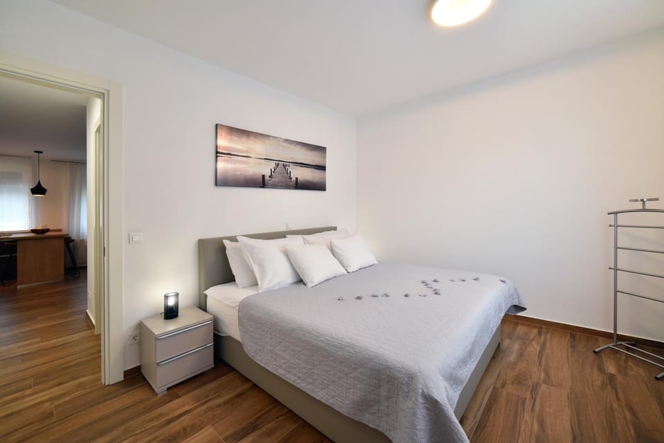 Photo of the whole room, Bedroom
