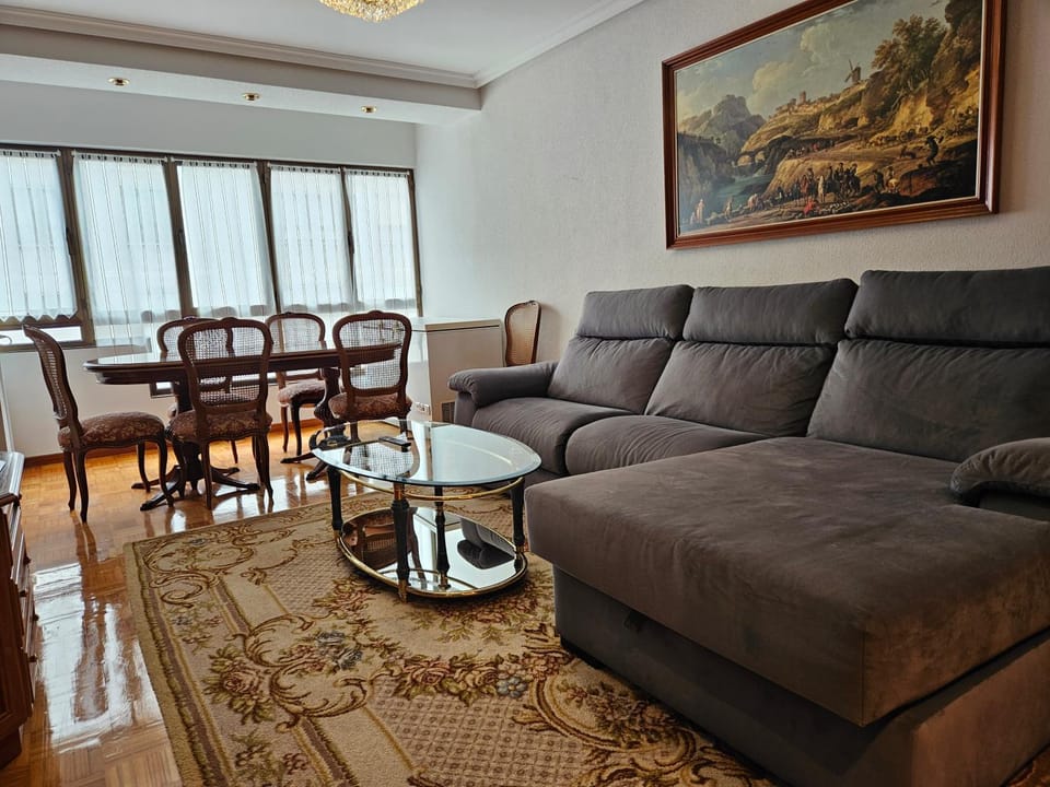 110A - Amplio apartamento 3 dormitorios en Gijón Apartment in Gijón