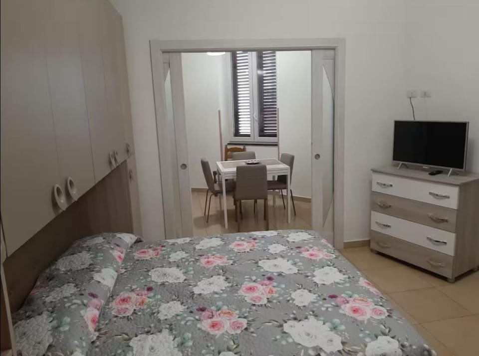 Bed, TV and multimedia, Kitchen or kitchenette, Living room, Photo of the whole room