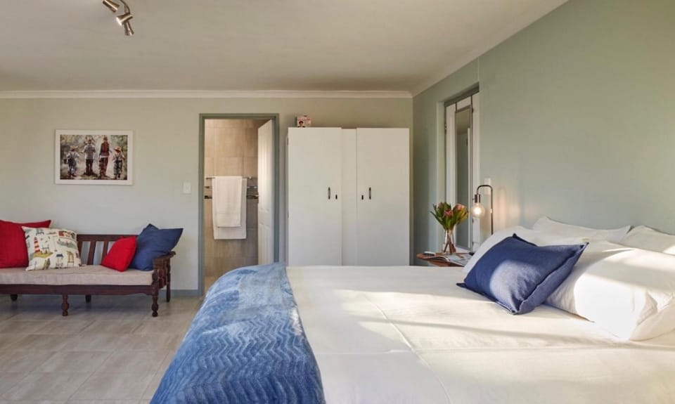 Bed, Seating area, Bedroom, towels