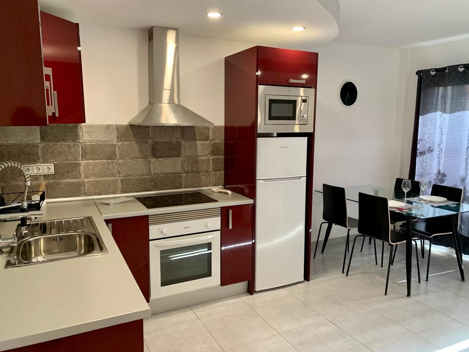 Kitchen or kitchenette, Dining area