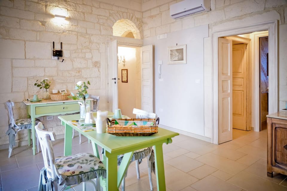 Living room, Seating area, air conditioner