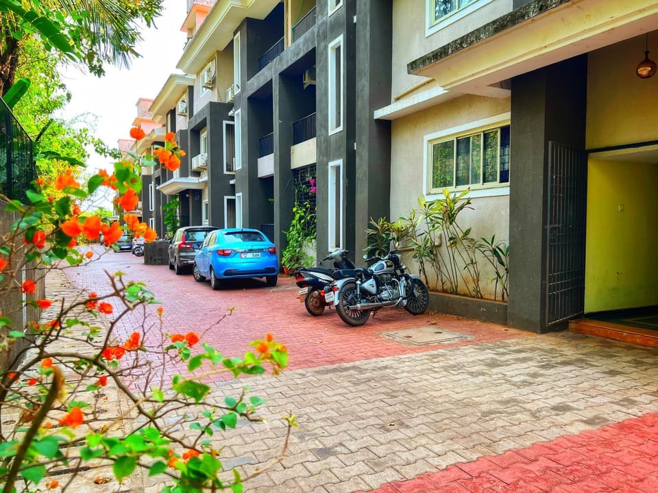 Property building, Facade/entrance, Day, Garden view, Street view, Parking