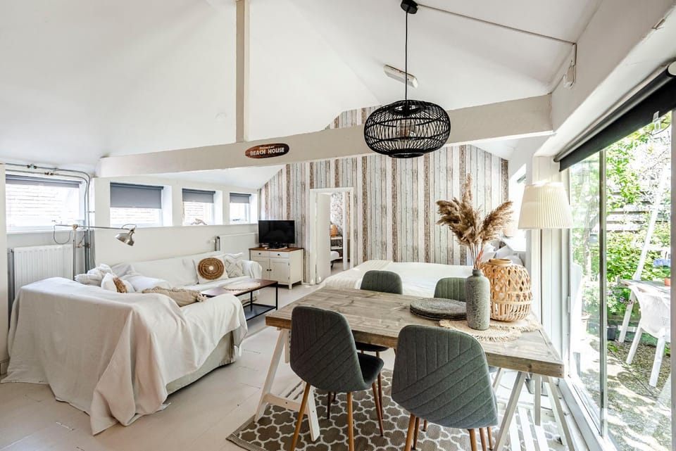 Bed, Living room, Photo of the whole room, Bedroom