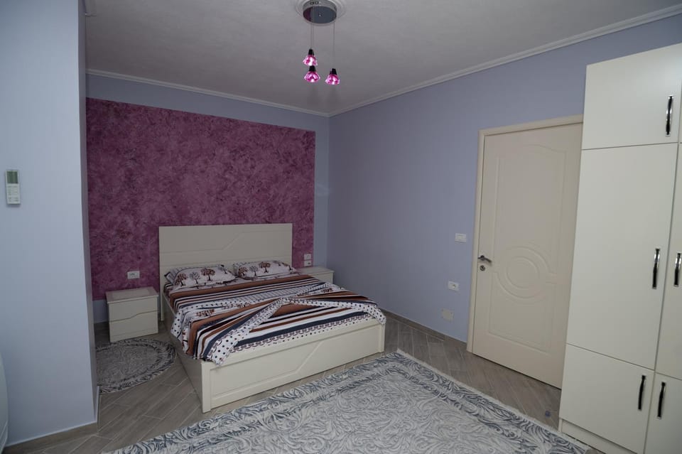 Photo of the whole room, Bedroom, wardrobe