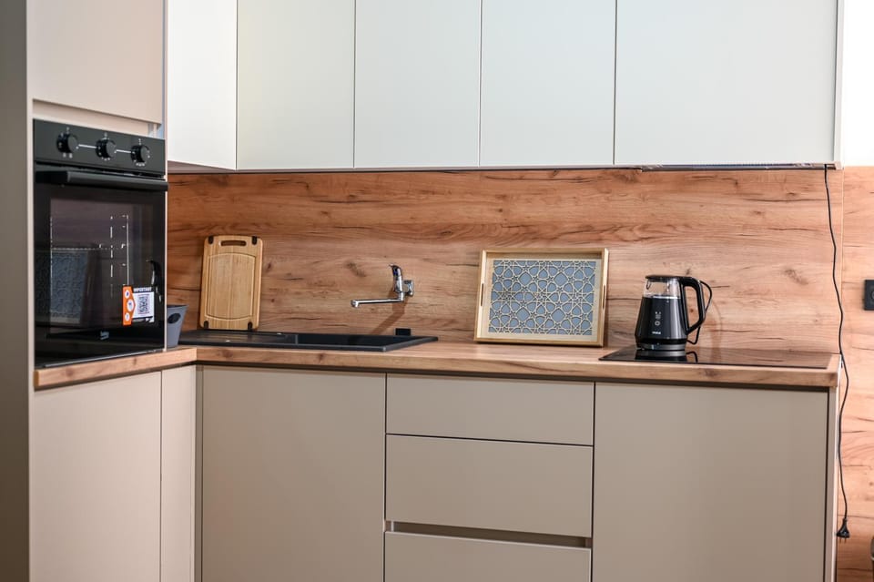Coffee/tea facilities, Kitchen or kitchenette, stove