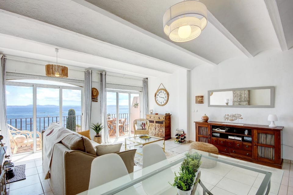 Communal lounge/ TV room, Living room, Seating area, Dining area, Sea view
