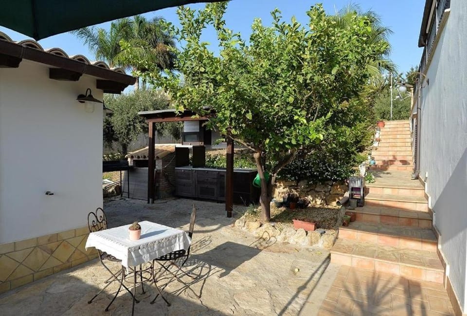Patio, Spring, BBQ facilities, Garden, Dining area, Breakfast, kitchen