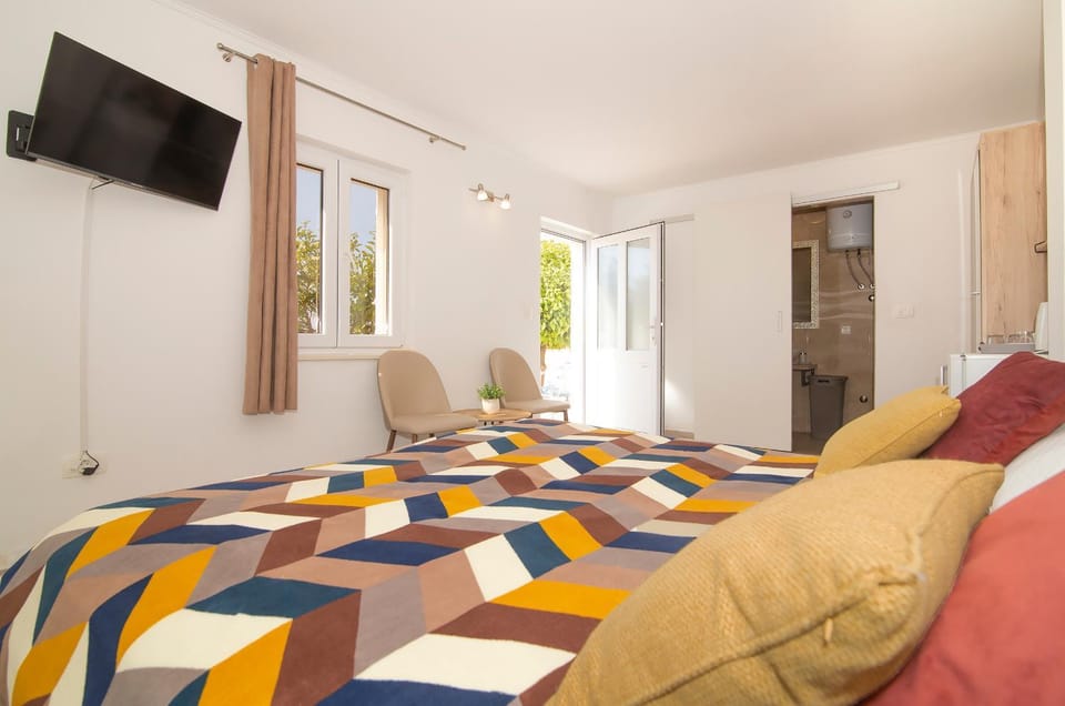 Bed, TV and multimedia, Bedroom