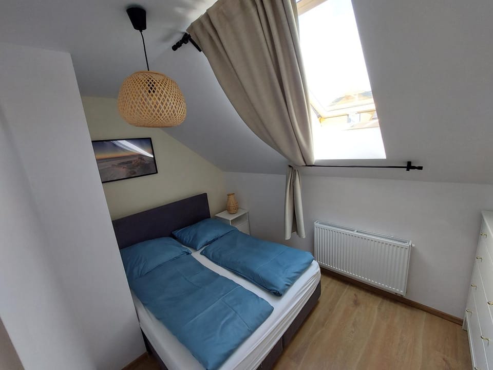 Bed, Photo of the whole room, Bedroom, internet