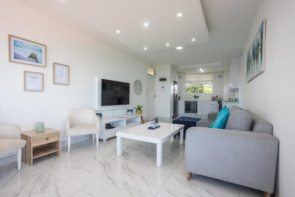 Patio, Communal lounge/ TV room, TV and multimedia, Balcony/Terrace, Living room, Seating area, Evening entertainment, Sea view, Family, hair dresser, locker, air conditioner