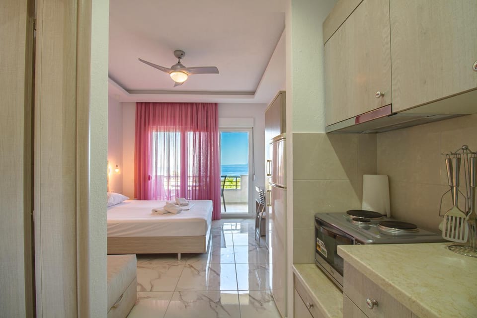 Bed, Kitchen or kitchenette, Bedroom