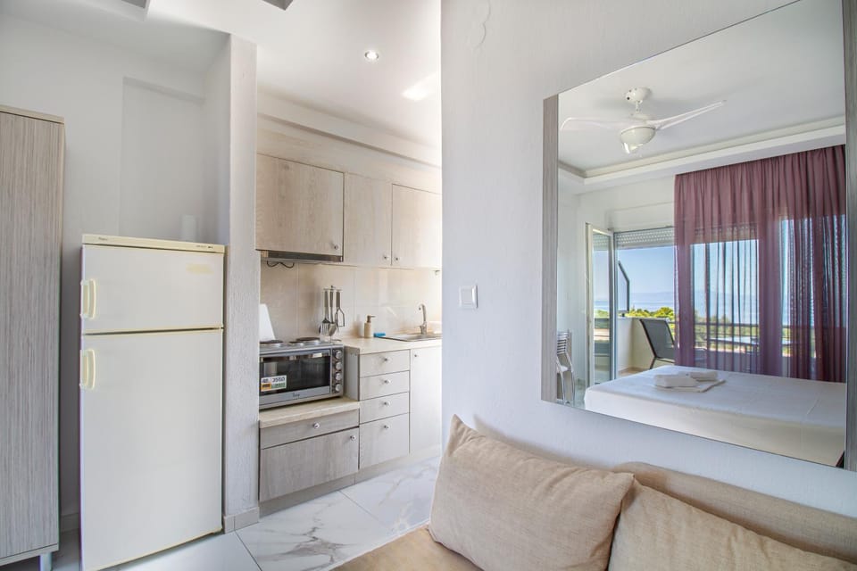 Kitchen or kitchenette, Photo of the whole room, Bedroom, oven, stove