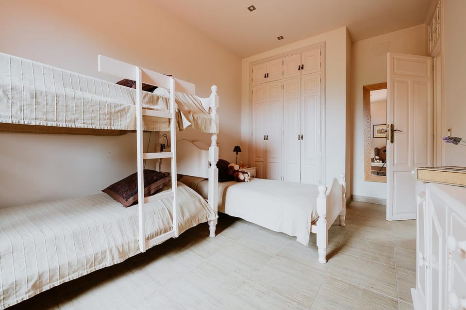 Bed, Photo of the whole room, bunk bed