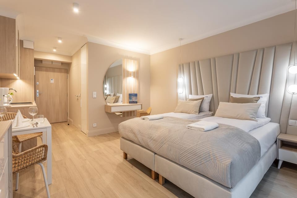 Bed, Seating area, Bedroom