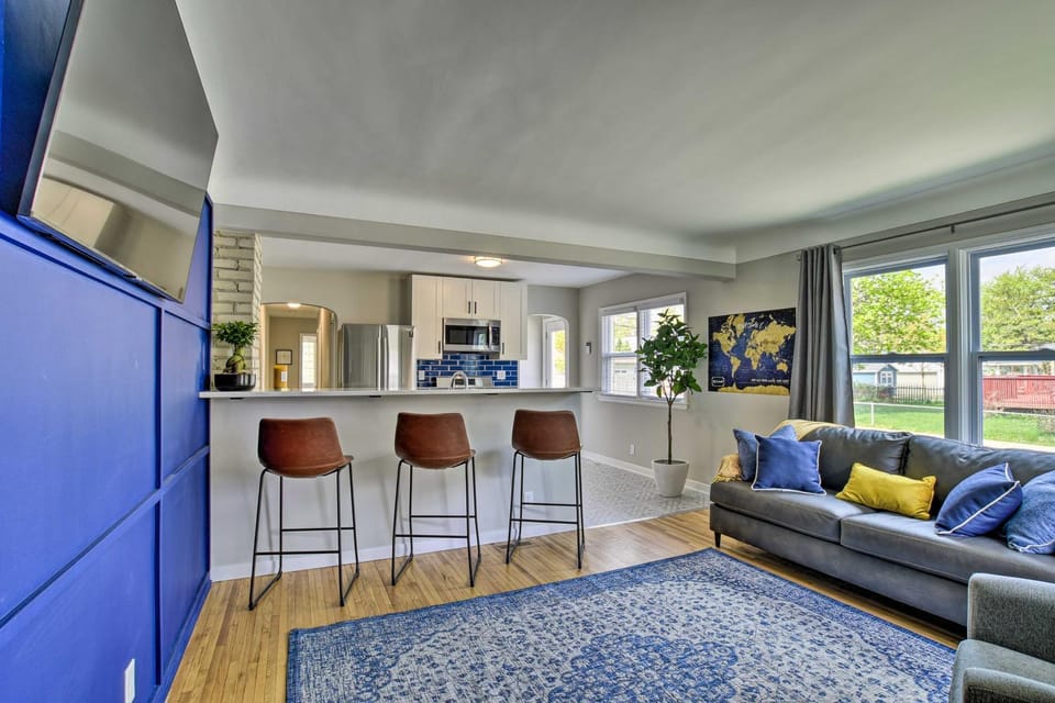 Mpls Duplex w/ WiFi & Kitchen: 5 Mi to Dtwn! House in Minneapolis
