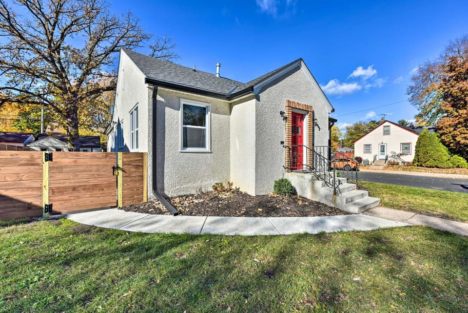 Mpls Duplex w/ WiFi & Kitchen: 5 Mi to Dtwn! House in Minneapolis