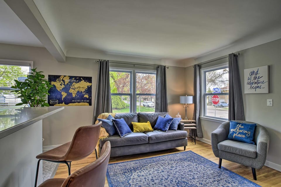 Mpls Duplex w/ WiFi & Kitchen: 5 Mi to Dtwn! House in Minneapolis