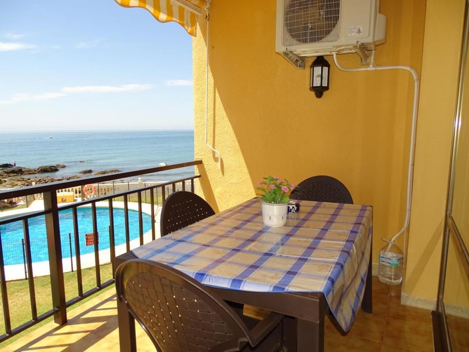 Balcony/Terrace, Dining area, Pool view, Sea view