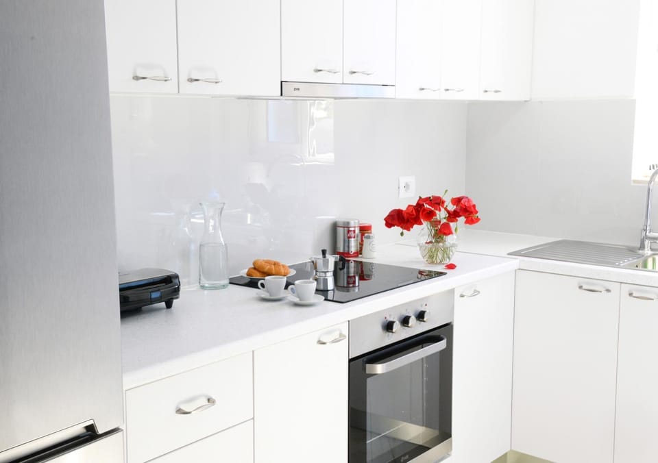 Coffee/tea facilities, Kitchen or kitchenette, stove