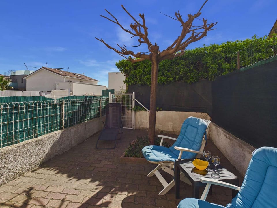 Studio cabine RDC, proche plage et commerces, terrasse, WiFi gratuit, park 1 voiture, 4 couchages - FR-1-423-230 Cabin in Agde