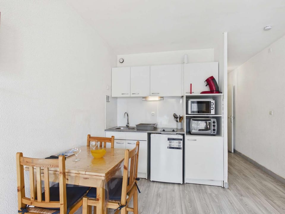 Studio cabine RDC, proche plage et commerces, terrasse, WiFi gratuit, park 1 voiture, 4 couchages - FR-1-423-230 Cabin in Agde