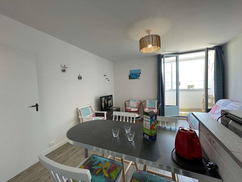 Appartement rénové à neuf, 4 couchages, balcon ensoleillé, parking privé, proche plage et commerces - FR-1-224C-173 Apartment in Saint-Jean-de-Monts