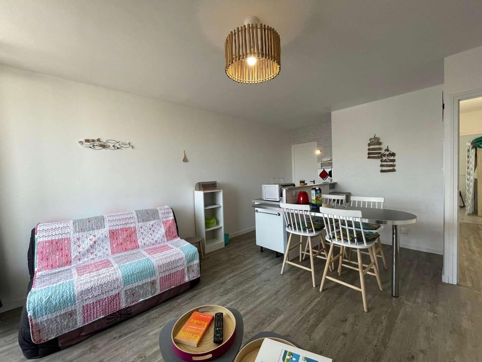 Appartement rénové à neuf, 4 couchages, balcon ensoleillé, parking privé, proche plage et commerces - FR-1-224C-173 Apartment in Saint-Jean-de-Monts