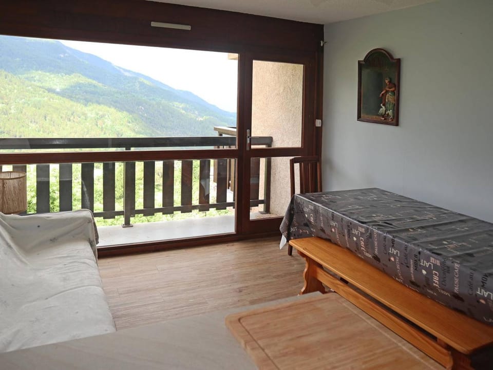 Grand studio 5 personnes avec balcon, parking, proche station Apartment in Provence-Alpes-Côte d'Azur