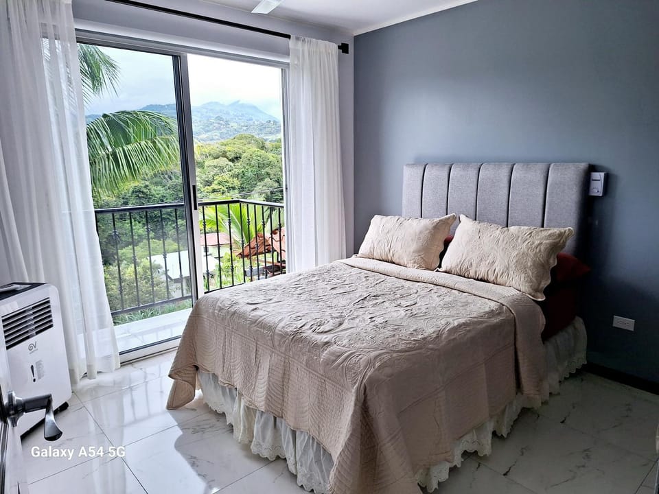 Bedroom, Mountain view