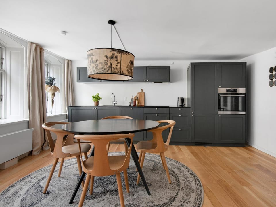 Restaurant/places to eat, TV and multimedia, Living room, Seating area, kitchen