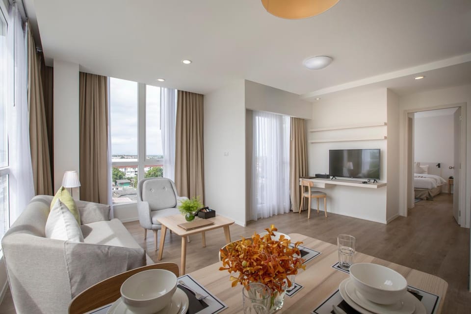 TV and multimedia, Living room, Seating area, Dining area