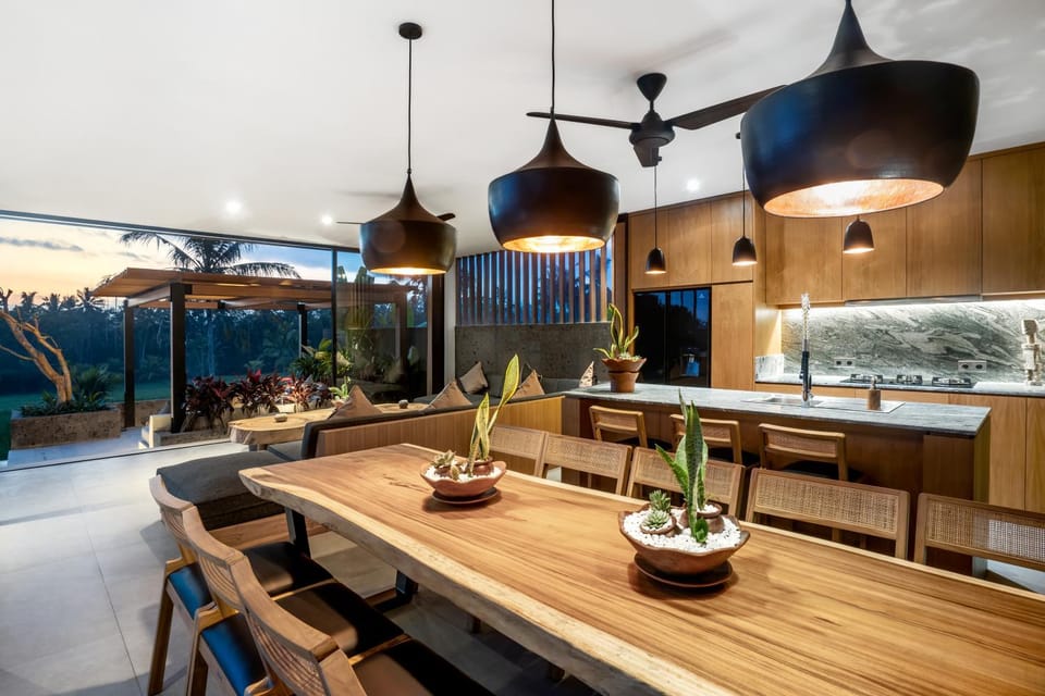 Kitchen or kitchenette, Seating area, Dining area