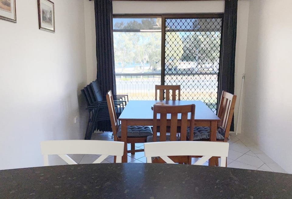 Crystal Waters-2 bed, 2 bathroom, Beachfront Unit! Apartment in Sandstone Point