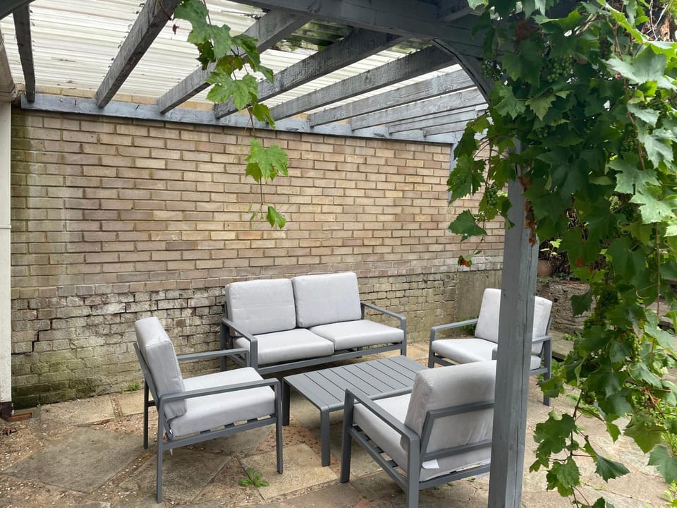 Elegant Devon House in Luton