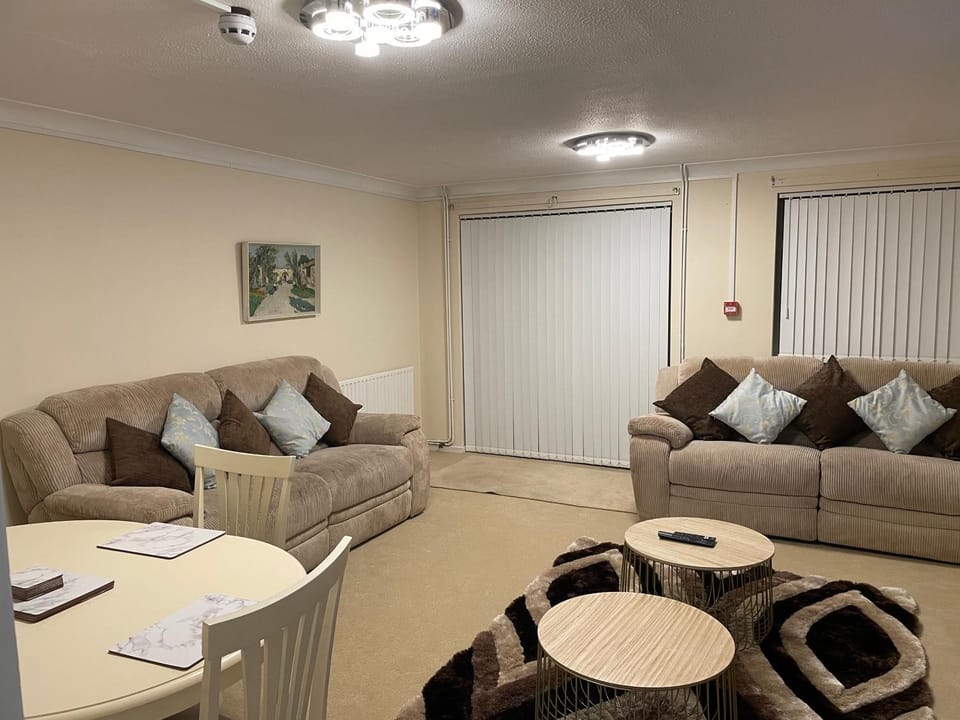 Elegant Devon House in Luton