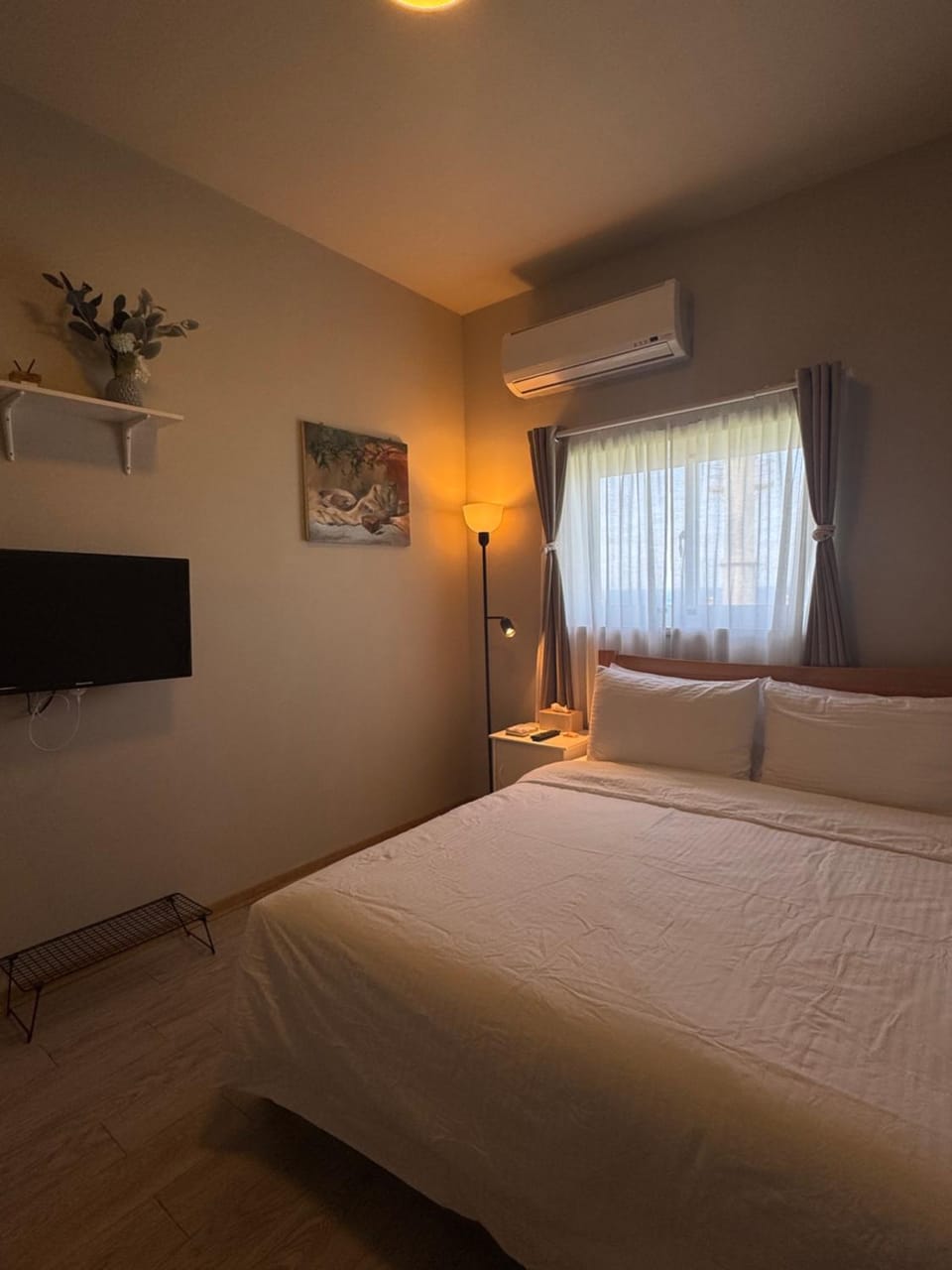 Bed, Photo of the whole room, Bedroom