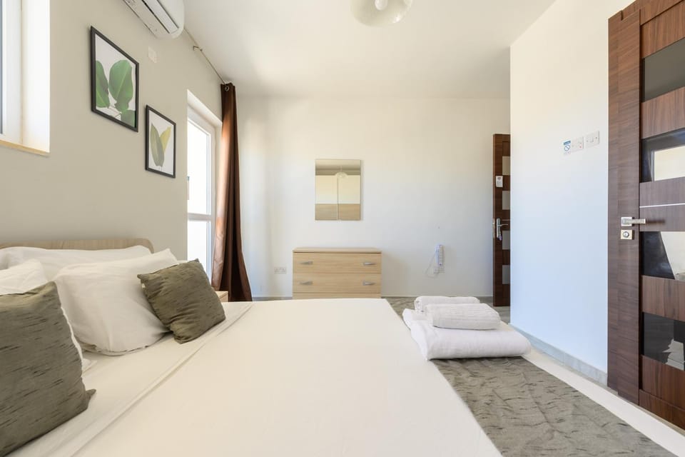 Bed, Photo of the whole room, Bedroom, air conditioner