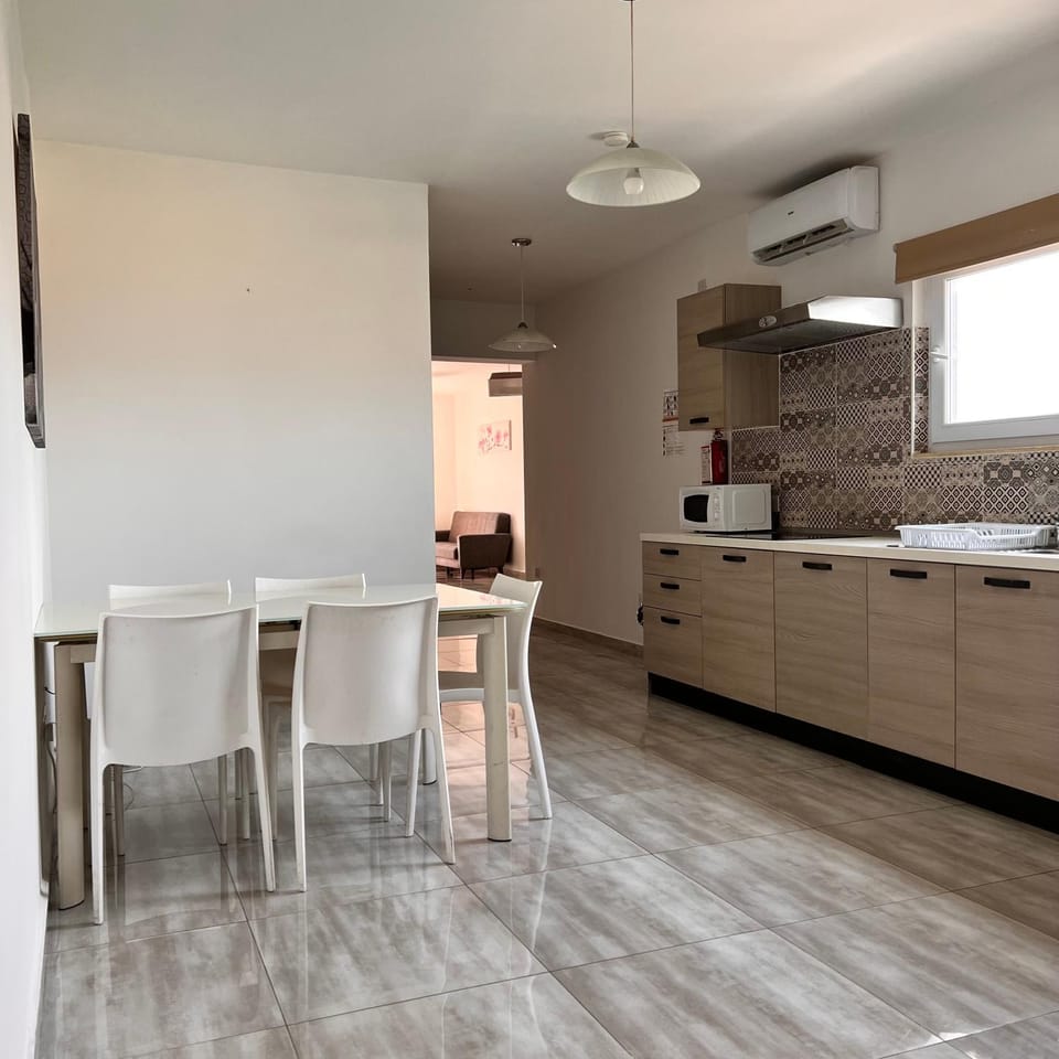 Seating area, Dining area, minibar
