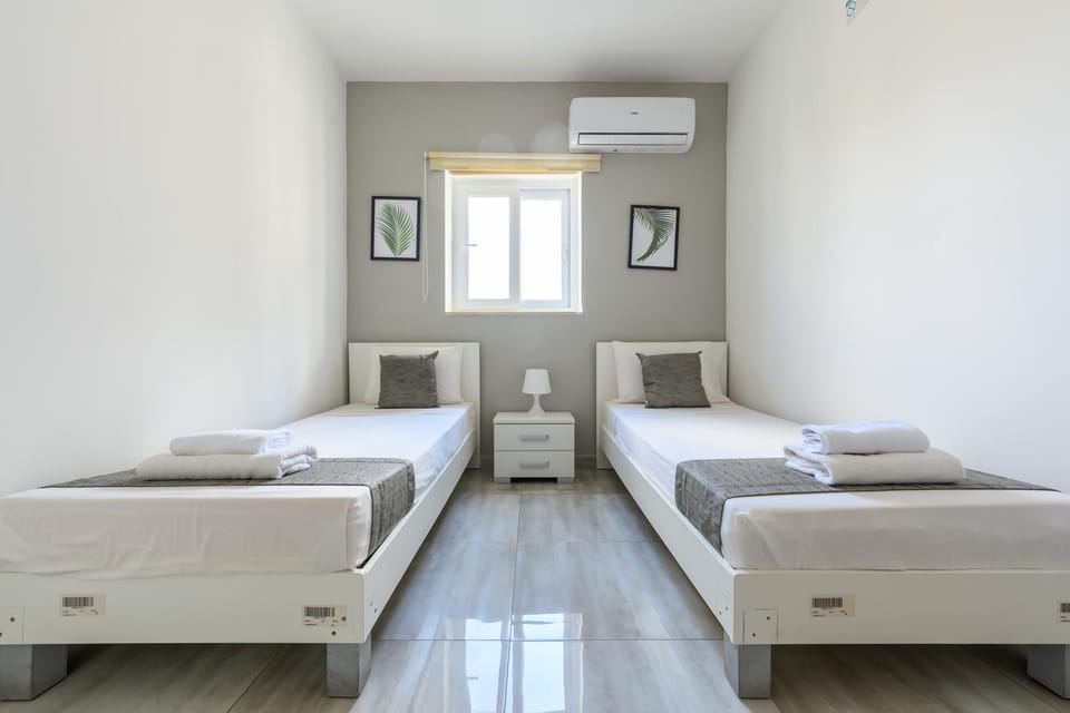 Bed, Bedroom, air conditioner