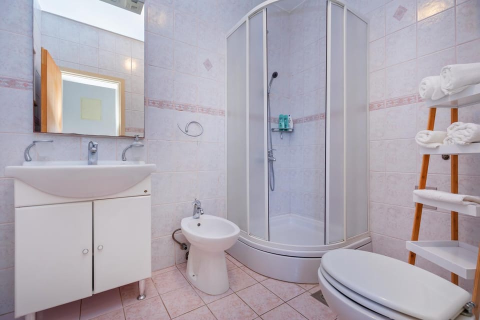 Shower, Toilet, Bathroom, bidet, towels