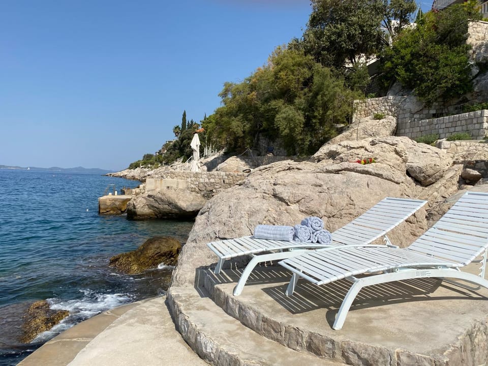 Natural landscape, Activities, Activities, Beach, Beach, Location