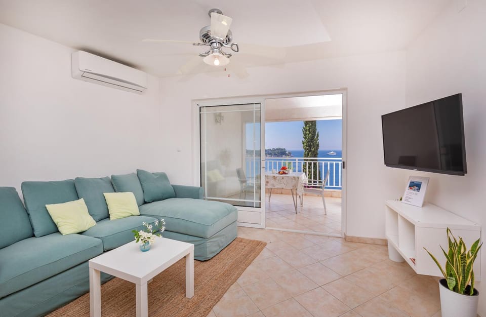 Communal lounge/ TV room, TV and multimedia, View (from property/room), Balcony/Terrace, Living room, Seating area, air conditioner